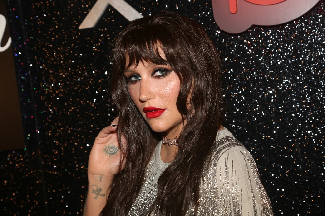 Kesha w czarnych włosach