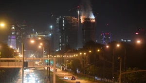 Ogień ogarnął najwyższe kondygnacje jednego z nowo budowanych wieżowców