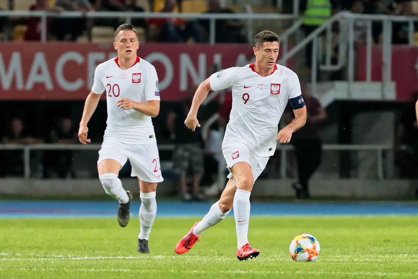 Piotr Zieliński i Robert Lewandowski w meczu z Macedonią Północną Piotr Zieliński i Robert Lewandowski w meczu z Macedonią Północną