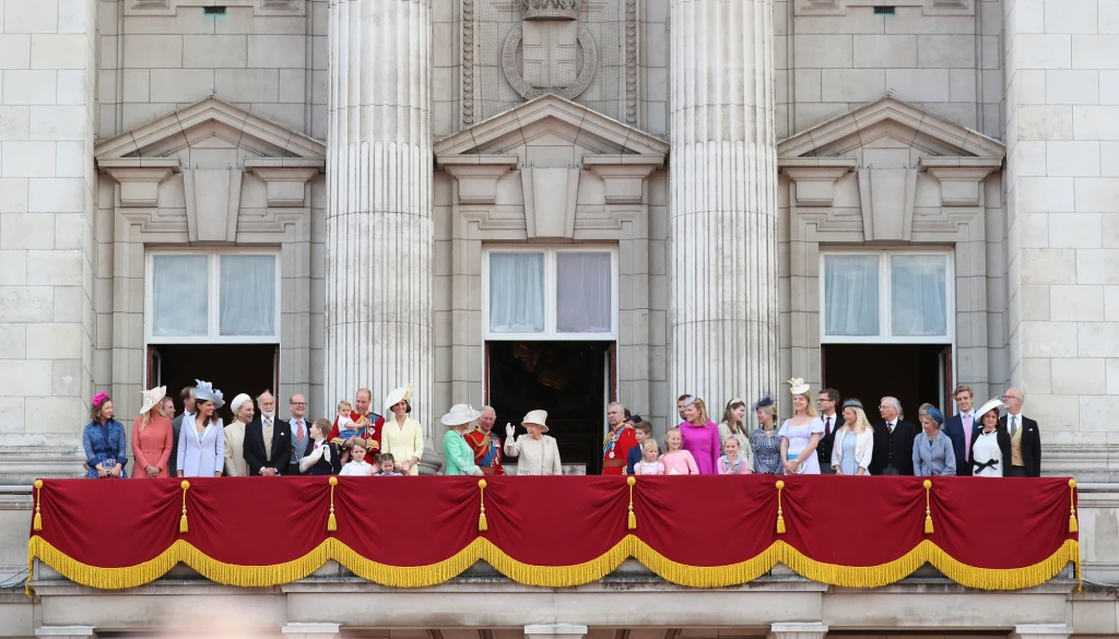 Rodzina królewska na balkonie Pałacu Buckingham Rodzina królewska na balkonie Pałacu Buckingham