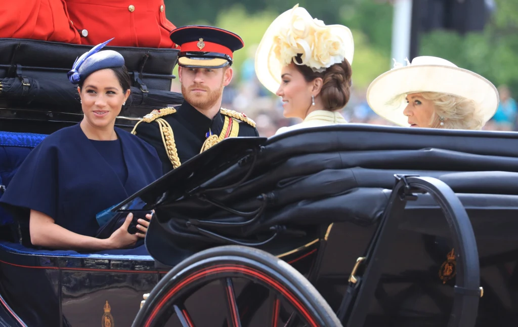 Przed tym, jak cała rodzina pojawiła się na balkonie, członkowie królewskiego rodu uczestniczyli w paradzie. Meghan i Harry jechali we wspólnym pojeździe z Kate i Kamilą Przed tym, jak cała rodzina pojawiła się na balkonie, członkowie królewskiego rodu uczestniczyli w paradzie. Meghan i Harry jechali we wspólnym pojeździe z Kate i Kamilą