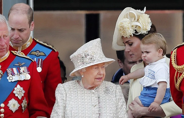 Kate z synkiem i królową