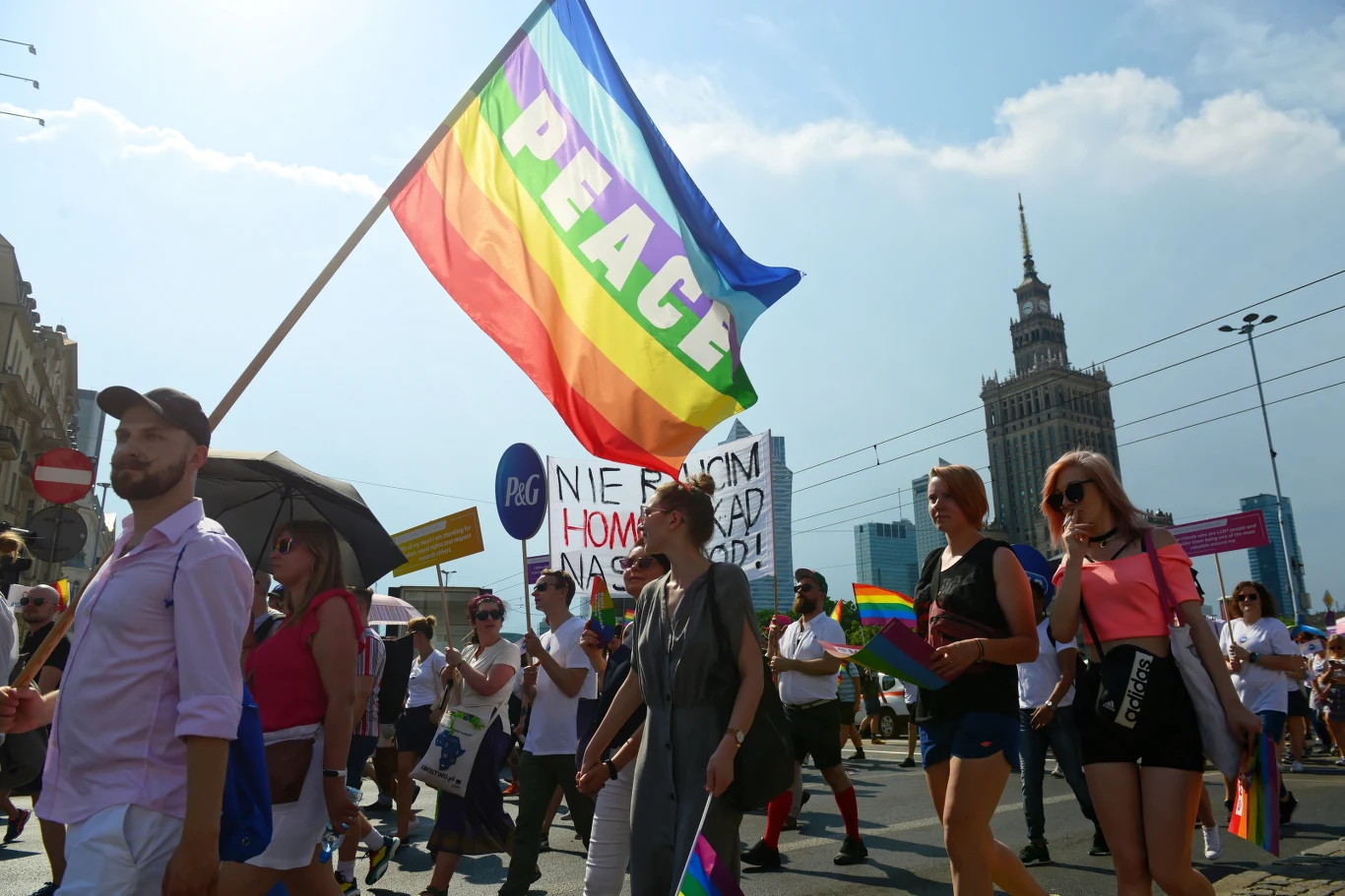 Parada Równości to coroczna manifestacja środowisk LGBT (lesbijek, gejów, biseksualistów i osób transseksualnych) oraz osób sprzeciwiających się homofobii i dyskryminacji