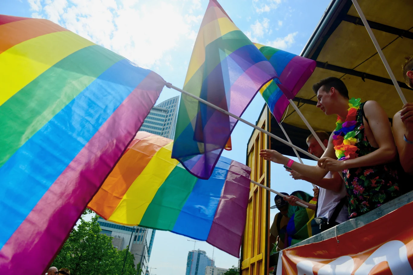 Parada Równości to coroczna manifestacja środowisk LGBT (lesbijek, gejów, biseksualistów i osób transseksualnych) oraz osób sprzeciwiających się homofobii i dyskryminacji