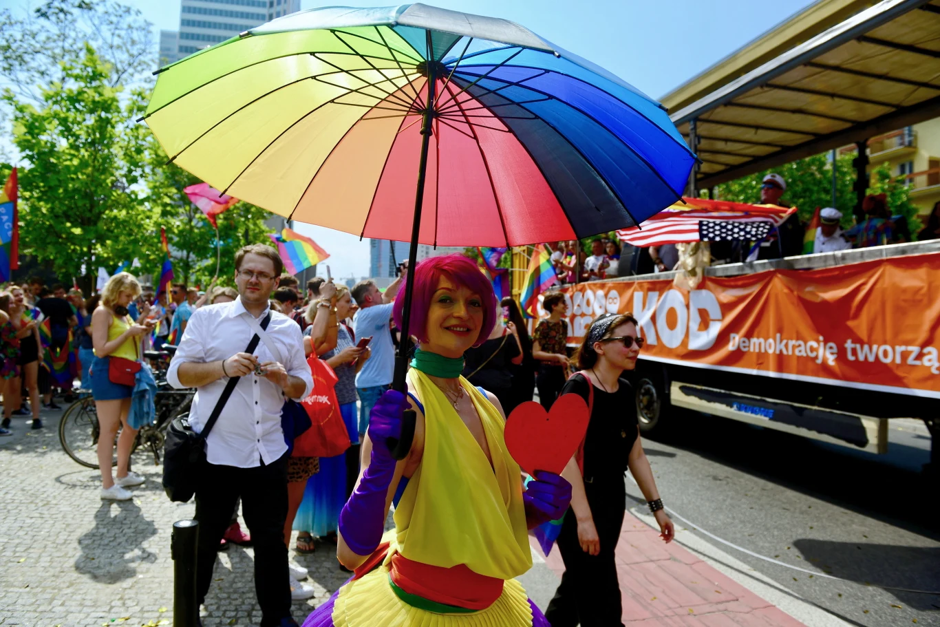 Parada Równości to coroczna manifestacja środowisk LGBT (lesbijek, gejów, biseksualistów i osób transseksualnych) oraz osób sprzeciwiających się homofobii i dyskryminacji
