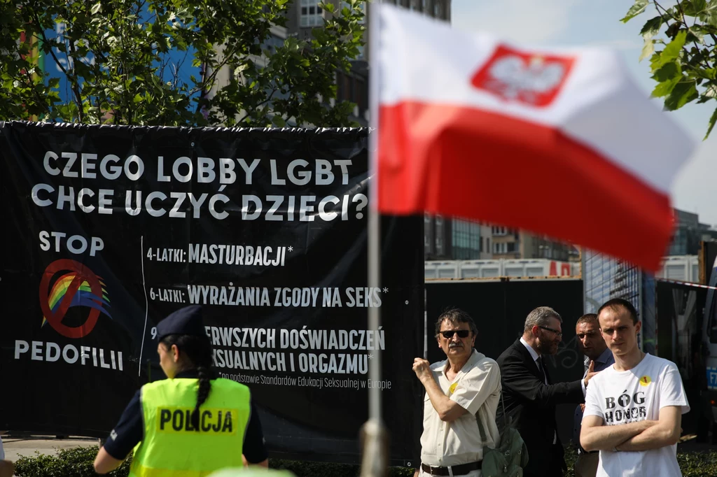 Pikieta Grzegorza Brauna przeciwko Paradzie Równości Pikieta Grzegorza Brauna przeciwko Paradzie Równości