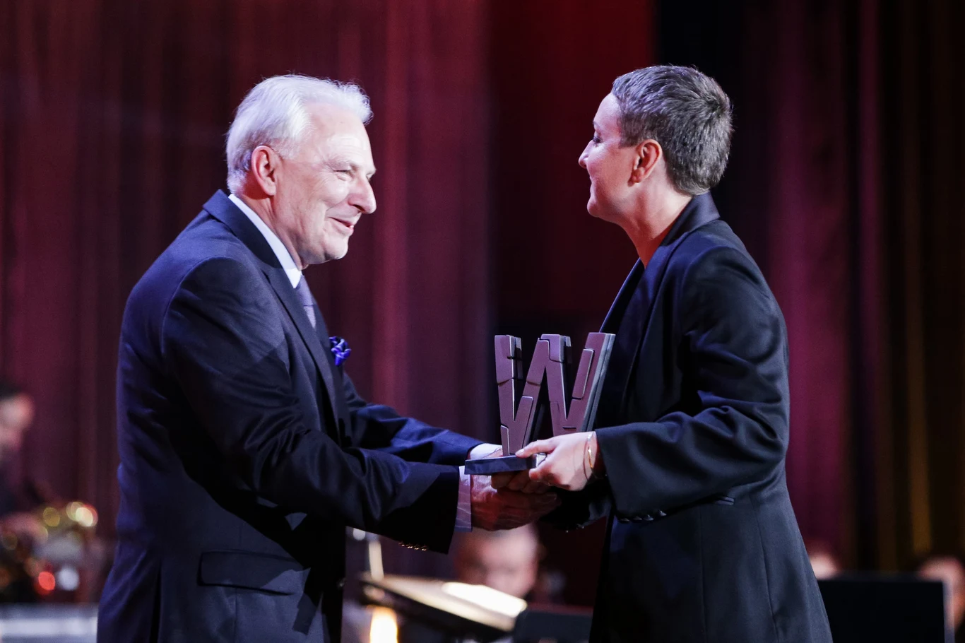 Zobacz zdjęcia z drugiego koncertu "Chwytaj dzień" w ramach Wodecki Twist Festiwal 2019 Po raz pierwszy wręczona została Nagroda W. To wyjątkowe w swoim rodzaju wyróżnienie przyznawane jest artystom - przyjaciołom festiwalu, których organizatorzy chcieliby docenić za WYBITNOŚĆ, WSZECHSTRONNOŚĆ i WRAŻLIWOŚĆ - cechy, za które tak mocno pokochali muzykę Zbigniewa Wodeckiego. Córka Zbigniewa Wodeckiego Kasia Wodecka-Stubbs wręcza statuetkę Wojciechowi Trzcińskiemu Zobacz zdjęcia z drugiego koncertu "Chwytaj dzień" w ramach Wodecki Twist Festiwal 2019 Po raz pierwszy wręczona została Nagroda W. To wyjątkowe w swoim rodzaju wyróżnienie przyznawane jest artystom - przyjaciołom festiwalu, których organizatorzy chcieliby docenić za WYBITNOŚĆ, WSZECHSTRONNOŚĆ i WRAŻLIWOŚĆ - cechy, za które tak mocno pokochali muzykę Zbigniewa Wodeckiego. Córka Zbigniewa Wodeckiego Kasia Wodecka-Stubbs wręcza statuetkę Wojciechowi Trzcińskiemu