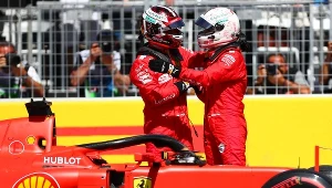 Sebastian Vettel (z prawej) i jego kolega z Ferrari Charles Leclerc