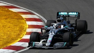Lewis Hamilton znów był genialny, choć skorzystał na pechu Sebastiana Vettela
