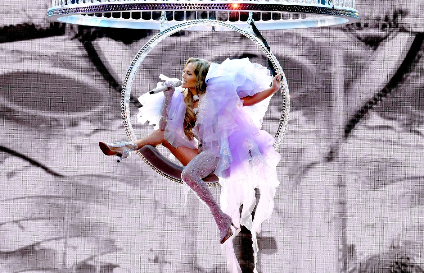 W trakcie koncertu fani usłyszeli takie przeboje J.Lo, jak: "On the Floor" czy "If You Had My Love". Swój występ gwiazda otworzyła najnowszym utworem "Medicine".