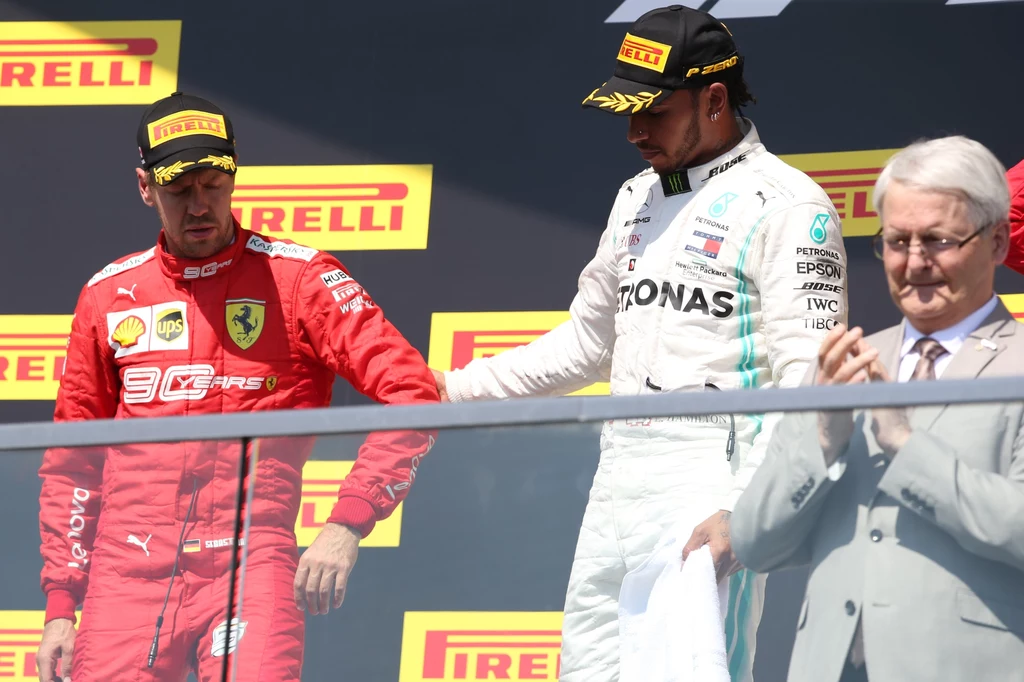 Sebastian Vettel (z lewej), obok Lewis Hamilton
