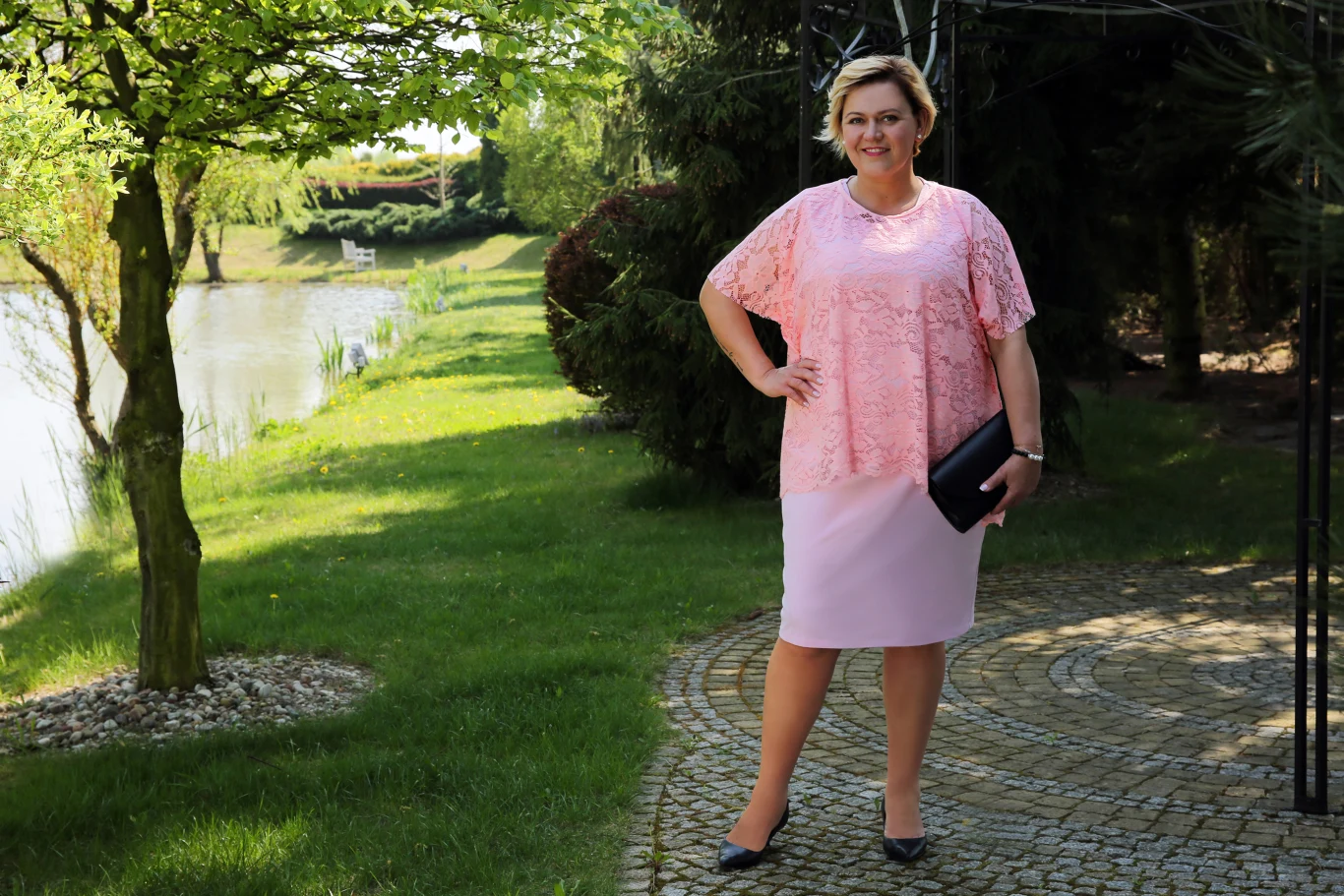 Elegancka kobieta plus size w różowej stylizacji 