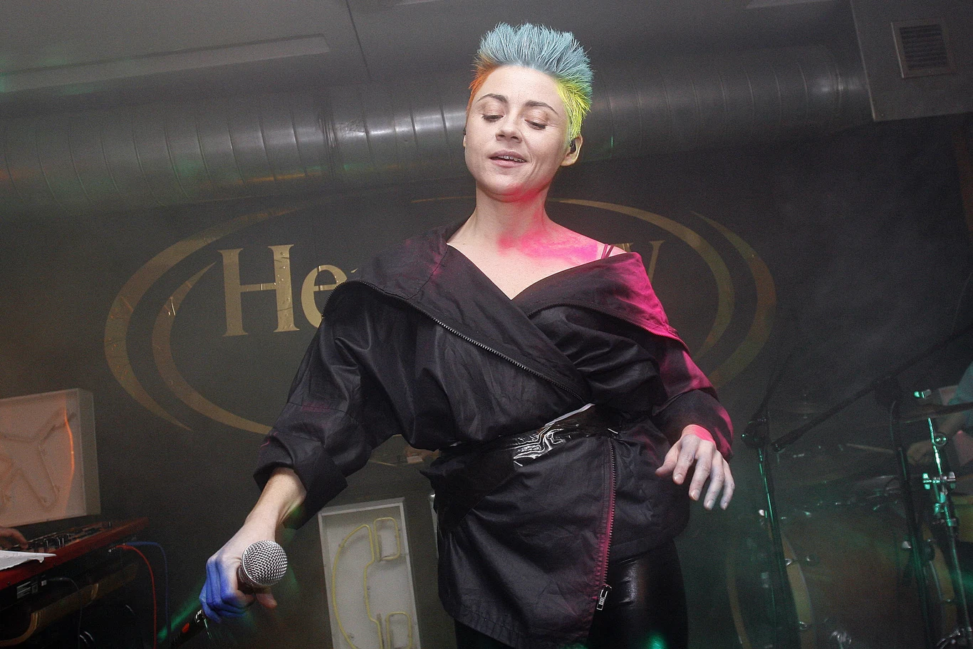 "Przez rok wszystko było bólem i chaosem. Chciałam umrzeć" - mówiła w wywiadzie Peszek. "Myślałam, że już nigdy nic nie napiszę. Czułam, jakby mi ktoś wyjął wtyczkę z kontaktu. (...) Neurastenia, stany lękowe, kilkunastotygodniowa bezsenność, napady paniki" - opowiadała wokalistka i aktorka.