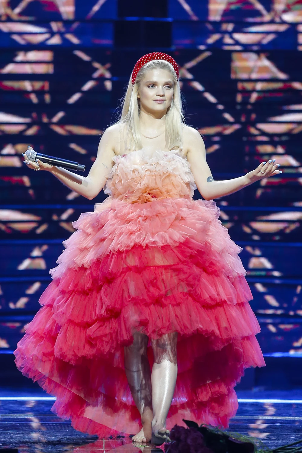 "Chodzenie do psychologa nie oznacza, że ktoś jest wariatem. Ja bym polecała chodzenie do psychologa wszystkim. Jak masz katar, idziesz do lekarza, jak sobie coś myślisz i sobie z czymś nie radzisz, albo sobie radzisz, tylko chcesz się lepiej poczuć, silniej poczuć, to idziesz do psychologa" - powiedziała wokalistka.