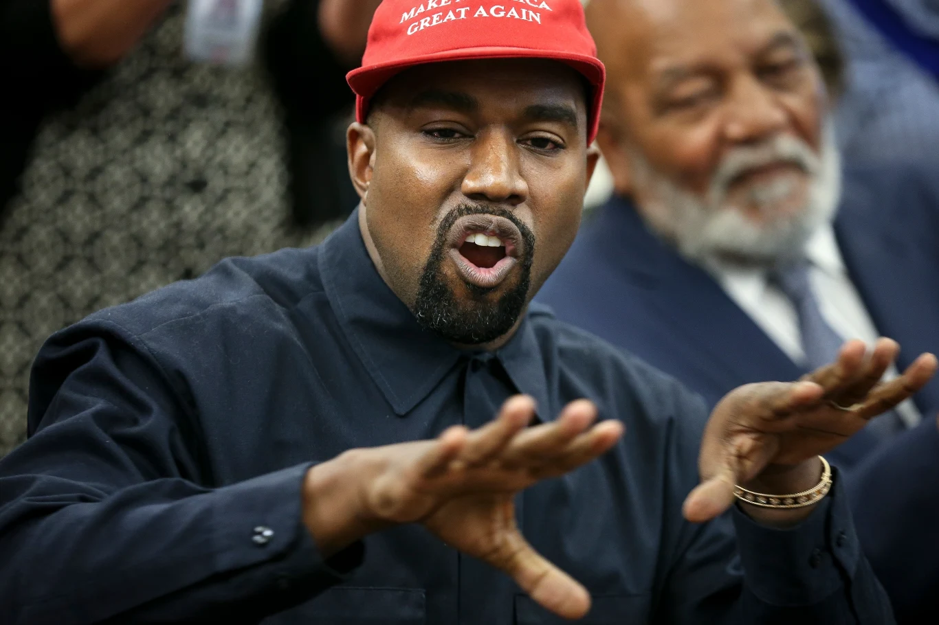 Kanye West wielokrotnie mówił o swoich problemach psychicznych. Na jednym ze swoich albumów - "Ye" - odniósł się do zaburzeń afektywnych dwubiegunowych (ChAD), czyli nawracających epizodów maniakalnych i depresyjnych. Na okładce albumu znalazł się napis "Nienawidzę być dwubiegunowy - to jest świetne", czyli coś, co w dużym uproszczeniu obrazuje stan psychiczny osób zmagających się z tą chorobą.