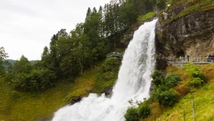 W Norwegii zobaczysz wodospad od tyłu...