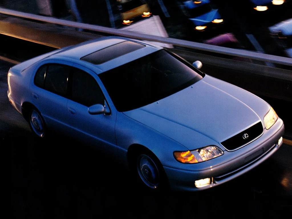 Lexus GS - Toyota Aristo GS to kolejna duża limuzyna Lexusa. Auto zadebiutowało w 1991 roku w Japonii jako Toyota Aristo. I co ciekawe, było pierwszym samochodem, pod którego maskę trafiły legendarne, mocarne silniki R6 3.0 2JZ-GE i 2JZ-GTE, kojarzone dzisiaj głównie z Toyotą Suprą 4. generacji. Lexus GS - Toyota Aristo GS to kolejna duża limuzyna Lexusa. Auto zadebiutowało w 1991 roku w Japonii jako Toyota Aristo. I co ciekawe, było pierwszym samochodem, pod którego maskę trafiły legendarne, mocarne silniki R6 3.0 2JZ-GE i 2JZ-GTE, kojarzone dzisiaj głównie z Toyotą Suprą 4. generacji.