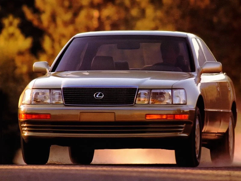 Lexus LS - Toyota Celsior LS nie bez powodu znalazł się na początku listy. Luksusowy sedan, wprowadzony na rynek 1989 roku, jest pierwszym modelem w historii Lexusa. Przed jego stworzeniem macierzysta Toyota miała w ofercie luksusowe auta Crown i Century, ale były one przeznaczone dla japońskiego nabywcy. Lexus LS - Toyota Celsior LS nie bez powodu znalazł się na początku listy. Luksusowy sedan, wprowadzony na rynek 1989 roku, jest pierwszym modelem w historii Lexusa. Przed jego stworzeniem macierzysta Toyota miała w ofercie luksusowe auta Crown i Century, ale były one przeznaczone dla japońskiego nabywcy.