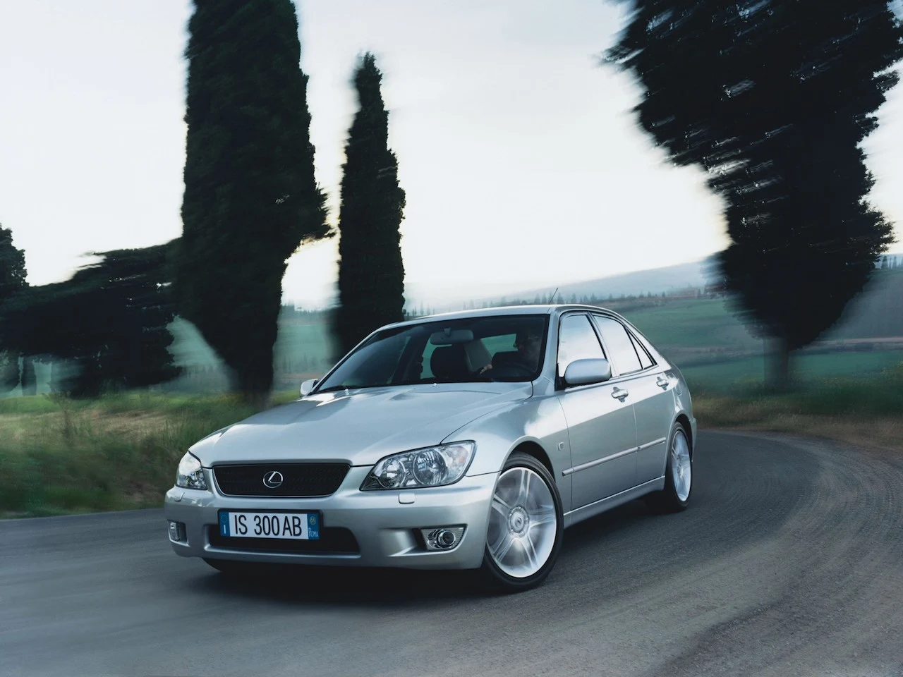 Lexus IS - Toyota Altezza IS to najmłodszy i najmniejszy sedan Lexusa. Samochód zadebiutował w 1998 roku. Jego pierwsza generacja, produkowana 7 lat, była sprzedawana w Japonii pod nazwą Toyota Altezza. Lexus IS - Toyota Altezza IS to najmłodszy i najmniejszy sedan Lexusa. Samochód zadebiutował w 1998 roku. Jego pierwsza generacja, produkowana 7 lat, była sprzedawana w Japonii pod nazwą Toyota Altezza.