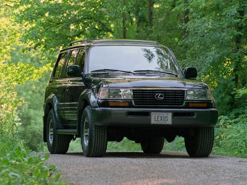 Warto dodać, że w 2002 roku luksusowy SUV stał się pierwszym modelem w historii z systemem noktowizyjnym, opartym na kamerze pracującej w podczerwieni. Od 3. odsłony LX jest modelem zbudowanym od podstaw, a spokrewniona z nim Toyota Land Cruiser J200 pojawiła się na rynku później. LX-a można teraz kupić w japońskich salonach Lexusa. Warto dodać, że w 2002 roku luksusowy SUV stał się pierwszym modelem w historii z systemem noktowizyjnym, opartym na kamerze pracującej w podczerwieni. Od 3. odsłony LX jest modelem zbudowanym od podstaw, a spokrewniona z nim Toyota Land Cruiser J200 pojawiła się na rynku później. LX-a można teraz kupić w japońskich salonach Lexusa.