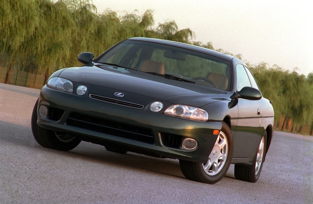 Lexus SC - Toyota Soarer Pierwsze sportowe coupe Lexusa zadebiutowało w 1991 roku. Klasyczne auto z napędem na tył i mocnym silnikiem z przodu (R6 2JZ-GE albo V8 1UZ-FE) występowało w Japonii pod nazwą Toyota Soarer. Lexus SC - Toyota Soarer Pierwsze sportowe coupe Lexusa zadebiutowało w 1991 roku. Klasyczne auto z napędem na tył i mocnym silnikiem z przodu (R6 2JZ-GE albo V8 1UZ-FE) występowało w Japonii pod nazwą Toyota Soarer.