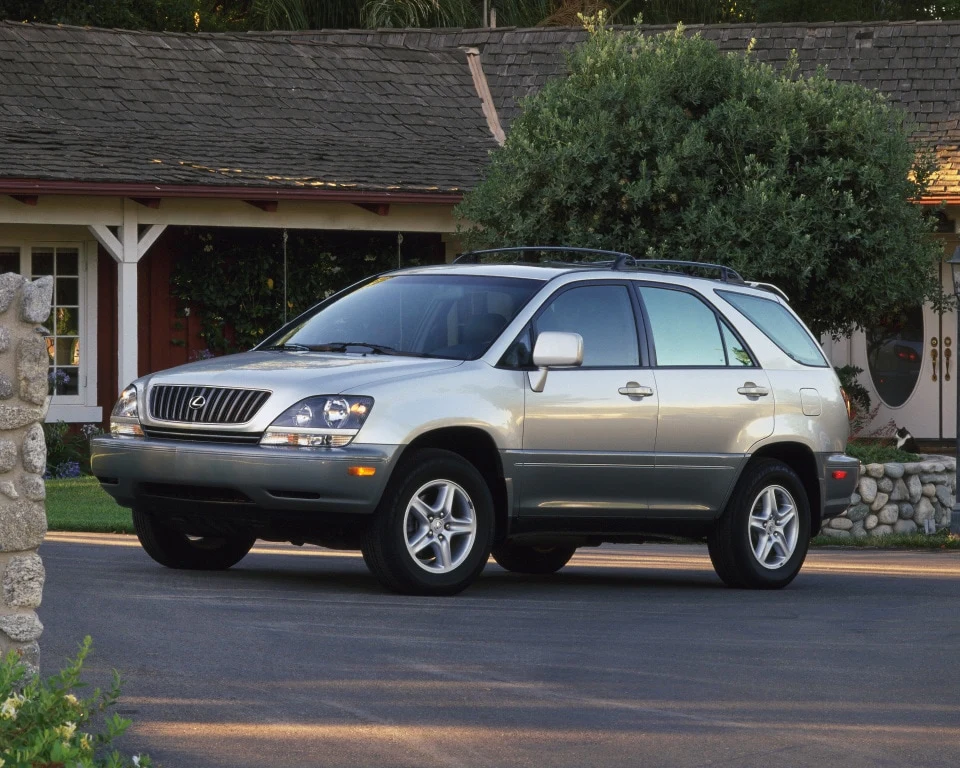 Lexus RX - Toyota Harrier RX to jeden z najważniejszych modeli w historii Lexusa. Ten pierwszy na świecie luksusowy SUV zadebiutował na początku 1998 roku i wywołał modę, za którą poszło wielu producentów aut. W Japonii samochód nie był jednak sprzedawany z charakterystyczną literą L na masce i pokrywie bagażnika, lecz jako Toyota Harrier. A odkąd w 2005 roku na rynek trafił Lexus RX 400h - pierwszy luksusowy SUV z napędem hybrydowym w historii - auto występowało również pod nazwą Harrier Hybrid. Lexus RX - Toyota Harrier RX to jeden z najważniejszych modeli w historii Lexusa. Ten pierwszy na świecie luksusowy SUV zadebiutował na początku 1998 roku i wywołał modę, za którą poszło wielu producentów aut. W Japonii samochód nie był jednak sprzedawany z charakterystyczną literą L na masce i pokrywie bagażnika, lecz jako Toyota Harrier. A odkąd w 2005 roku na rynek trafił Lexus RX 400h - pierwszy luksusowy SUV z napędem hybrydowym w historii - auto występowało również pod nazwą Harrier Hybrid.