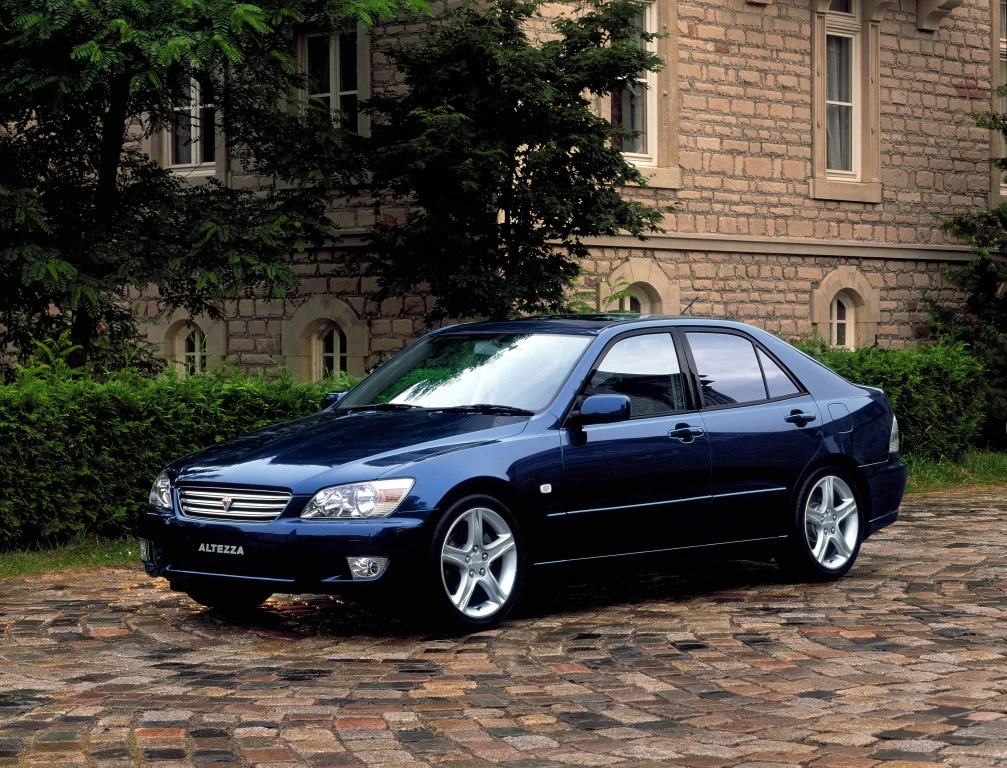 Auto wyposażono w tylne światła z całkowicie przeźroczystymi kloszami, tak charakterystyczne, że przeszły do historii jako Altezza Lights. Pierwsza generacja modelu również była dostępna ze słynnymi silnikami 2JZ-GE. Lexus IS I występował również w wersji kombi SportCross, która w Japonii otrzymała nazwę Altezza Gita. Obecnie na rynku znajduje się IS w 3. odsłonie. Auto wyposażono w tylne światła z całkowicie przeźroczystymi kloszami, tak charakterystyczne, że przeszły do historii jako Altezza Lights. Pierwsza generacja modelu również była dostępna ze słynnymi silnikami 2JZ-GE. Lexus IS I występował również w wersji kombi SportCross, która w Japonii otrzymała nazwę Altezza Gita. Obecnie na rynku znajduje się IS w 3. odsłonie.