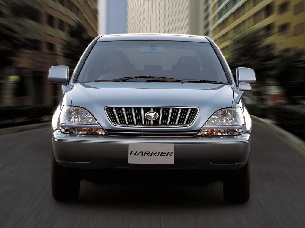 Toyota Harrier przez dwie generacje była bliźniaczym autem dla Lexusa RX i chociaż w 2008 roku luksusowa marka wprowadziła 3. odsłonę SUV-a, Harrier II był dostępny w Kraju Kwitnącej Wiśni aż do 2013 roku. Obecnie Lexus RX i Toyota Harrier to zupełnie oddzielne modele. Toyota Harrier przez dwie generacje była bliźniaczym autem dla Lexusa RX i chociaż w 2008 roku luksusowa marka wprowadziła 3. odsłonę SUV-a, Harrier II był dostępny w Kraju Kwitnącej Wiśni aż do 2013 roku. Obecnie Lexus RX i Toyota Harrier to zupełnie oddzielne modele.