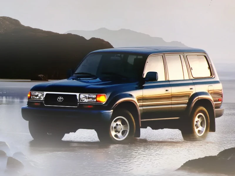 Lexus LX - Toyota Land Cruiser SUV LX zadebiutował w 1995 roku i został oparty na Toyocie Land Cruiser J80. Nic więc dziwnego, że właśnie taką nazwę samochód zachował na japońskim rynku. Lexus LX nie był jednak identyczną kopią Land Cruisera i dysponował bardziej luksusowym wnętrzem oraz bardziej komfortowo zestrojonym zawieszeniem. Od 2. generacji Lexus LX dzielił konstrukcję z Land Cruiserem J100 i był znany w Japonii jako Land Cruiser Cygnus albo po prostu Cygnus. Lexus LX - Toyota Land Cruiser SUV LX zadebiutował w 1995 roku i został oparty na Toyocie Land Cruiser J80. Nic więc dziwnego, że właśnie taką nazwę samochód zachował na japońskim rynku. Lexus LX nie był jednak identyczną kopią Land Cruisera i dysponował bardziej luksusowym wnętrzem oraz bardziej komfortowo zestrojonym zawieszeniem. Od 2. generacji Lexus LX dzielił konstrukcję z Land Cruiserem J100 i był znany w Japonii jako Land Cruiser Cygnus albo po prostu Cygnus.