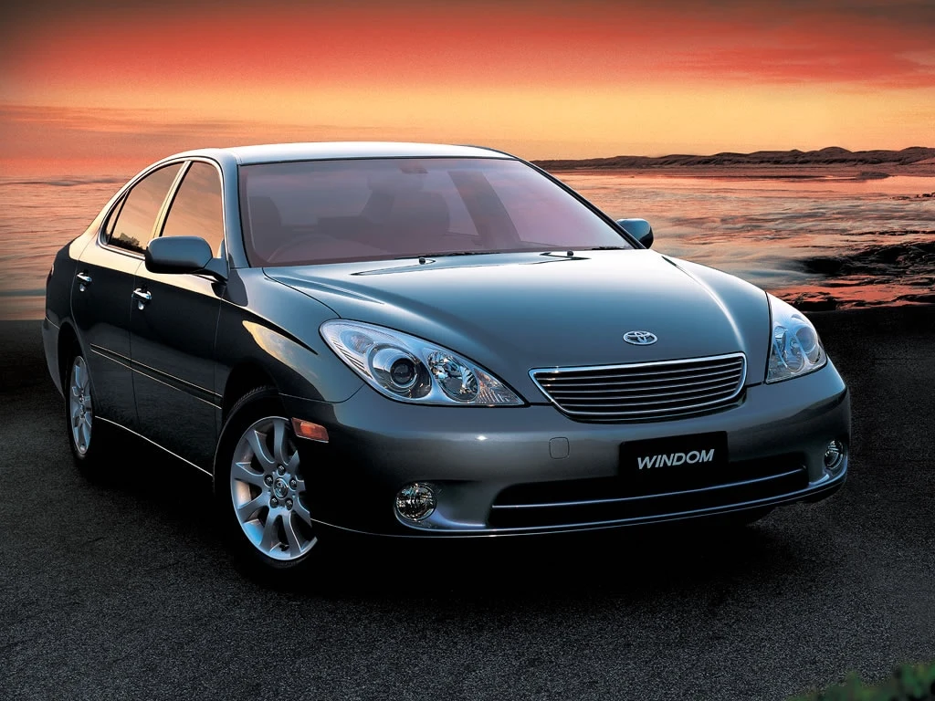 Początkowo auto sprzedawano w Japonii jako Toyotę Camry Prominent, wyróżniającą się na tle innych Camry wyjątkowo bogatym wyposażeniem, a od 2. do 4. generacji, czyli do 2006 roku pod nazwą Toyota Windom. Przednionapędowy Lexus ES przez lata doczekał się aż 7 generacji, a do Europy i Japonii auto trafiło po raz pierwszy w zeszłym roku. Początkowo auto sprzedawano w Japonii jako Toyotę Camry Prominent, wyróżniającą się na tle innych Camry wyjątkowo bogatym wyposażeniem, a od 2. do 4. generacji, czyli do 2006 roku pod nazwą Toyota Windom. Przednionapędowy Lexus ES przez lata doczekał się aż 7 generacji, a do Europy i Japonii auto trafiło po raz pierwszy w zeszłym roku.