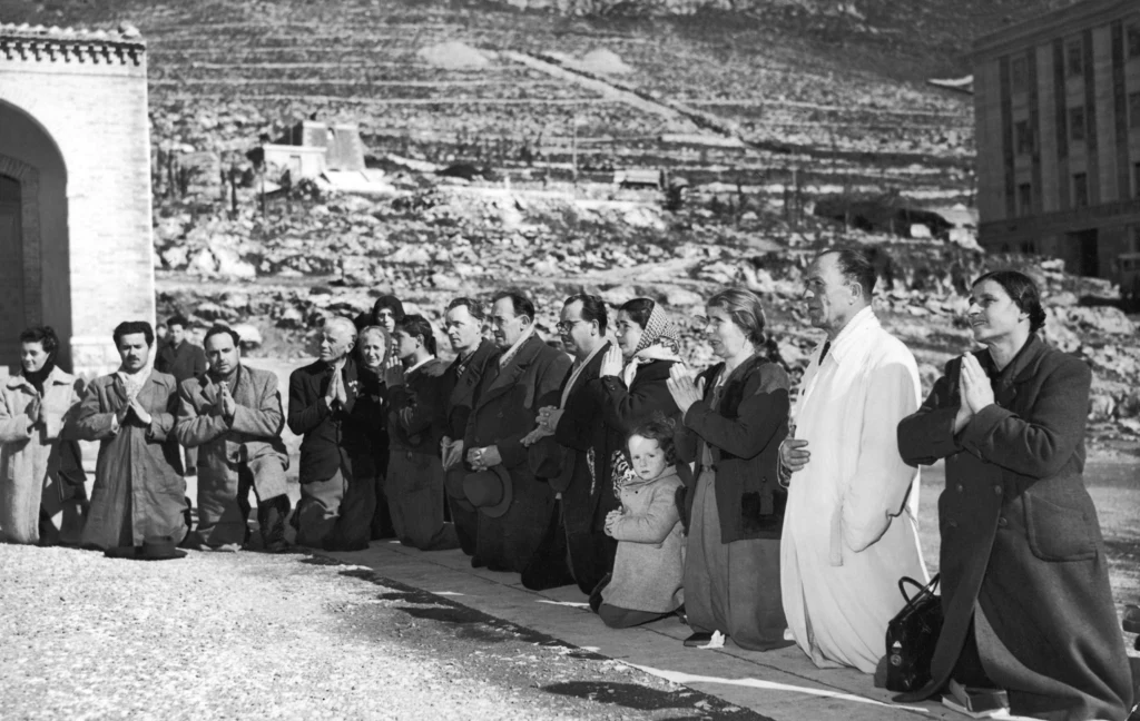 Rok 1951, wierni modlący się o uzdrowienie ojca Pio