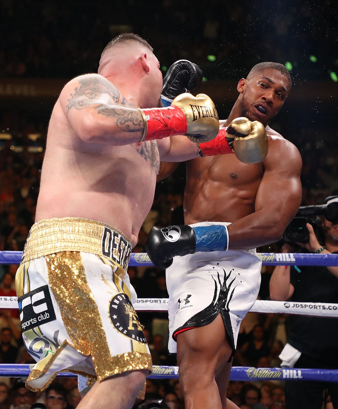 Hierarchię na szczycie wagi ciężkiej, dla wielu zdecydowanie sensacyjnie, zburzył Amerykanin z meksykańskimi korzeniami, Andy Ruiz jr. Podobnie wyglądający do Kownackiego pięściarz, czyli pozbawiony efektownych mięśni i atletycznej sylwetki, rzucił na deski Anthony'ego Joshuę i odebrał Brytyjczykowi cztery pasy mistrzowskie. Hierarchię na szczycie wagi ciężkiej, dla wielu zdecydowanie sensacyjnie, zburzył Amerykanin z meksykańskimi korzeniami, Andy Ruiz jr. Podobnie wyglądający do Kownackiego pięściarz, czyli pozbawiony efektownych mięśni i atletycznej sylwetki, rzucił na deski Anthony'ego Joshuę i odebrał Brytyjczykowi cztery pasy mistrzowskie.