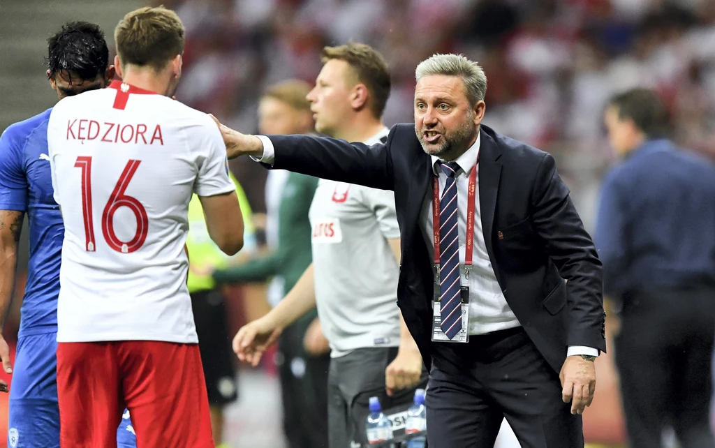 Selekcjoner Jerzy Brzęczek instruuje Tomasza Kędziorę