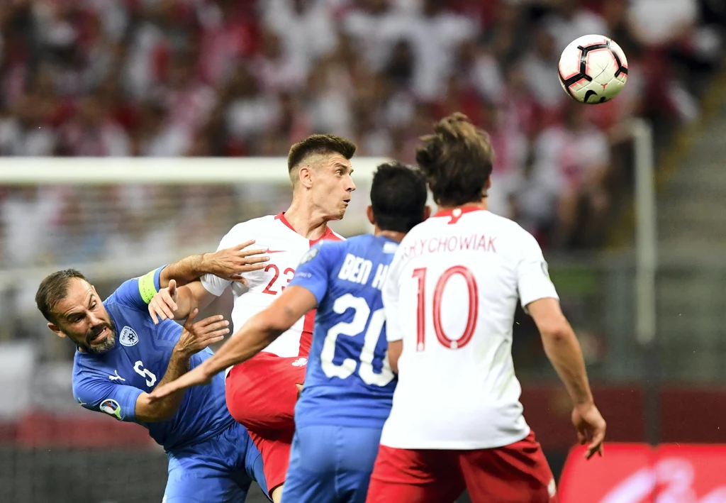 Krzysztof Piątek walczy o piłkę, przygląda się Grzegorz Krychowiak