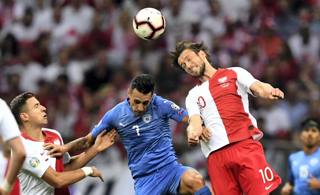  Jan Bednarek (z lewej) i Grzegorz Krychowiak (z prawej) oraz Eran Zahavi (w środku) 