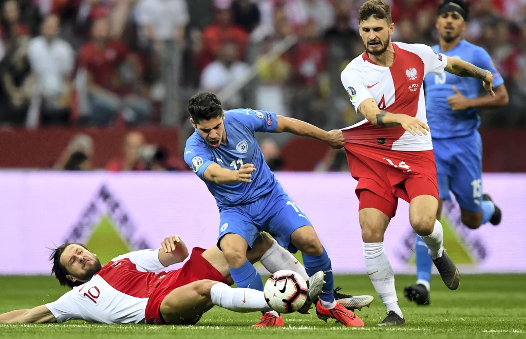 Polacy Grzegorz Krychowiak (leży) i Mateusz Klich (z prawej) oraz Manor Solomon (w środku)