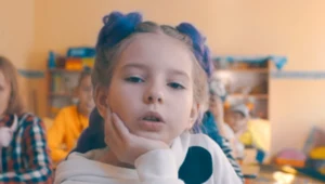 Nadia Konkol w teledysku "Kylie Jenner"