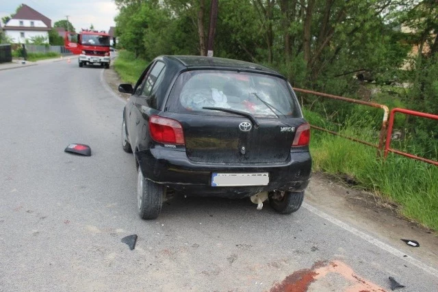 Motocyklista najechał na tył toyoty