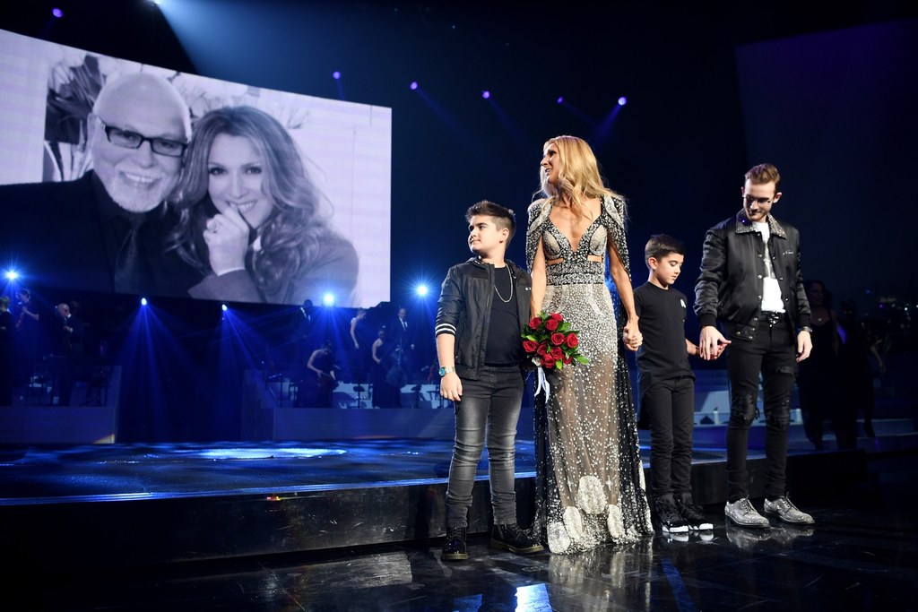 Celine Dion z najbliższymi podczas pożegnania z Las Vegas (w tle na zdjęciu z nieżyjącym już mężem Rene Angelilem)