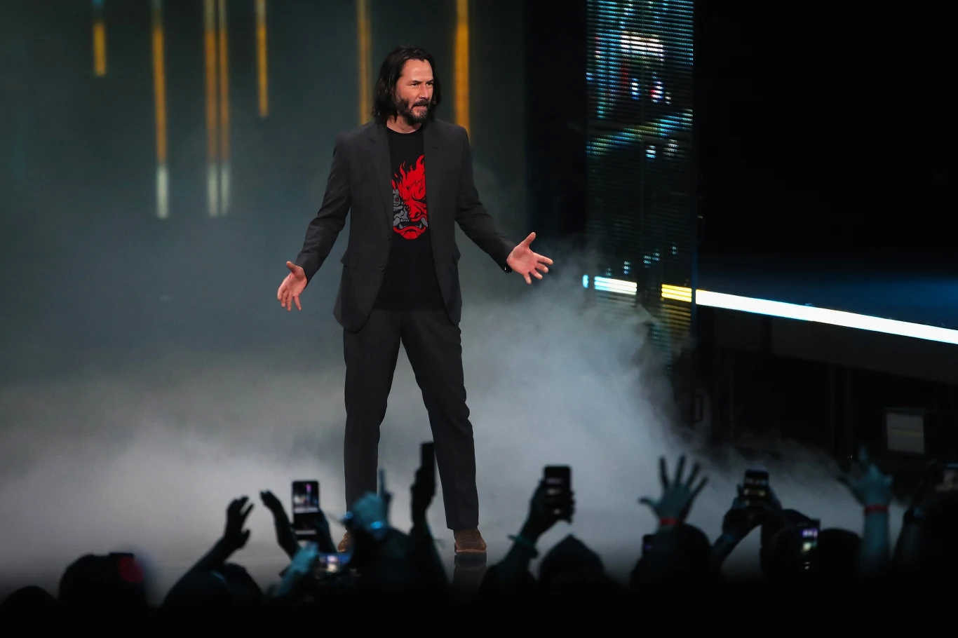 Wydaje się, że jeszcze większym zaskoczeniem było pojawienie się na scenie Keanu Reevesa. Popularny aktor został tak ciepło przywitany przez zgromadzoną na miejscu publiczność, że miał problemy z wygłoszeniem przygotowanego przemówienia na temat podstaw polskiej produkcji. Wydaje się, że jeszcze większym zaskoczeniem było pojawienie się na scenie Keanu Reevesa. Popularny aktor został tak ciepło przywitany przez zgromadzoną na miejscu publiczność, że miał problemy z wygłoszeniem przygotowanego przemówienia na temat podstaw polskiej produkcji.