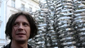 David Cerny na tle poznańskiego Golema