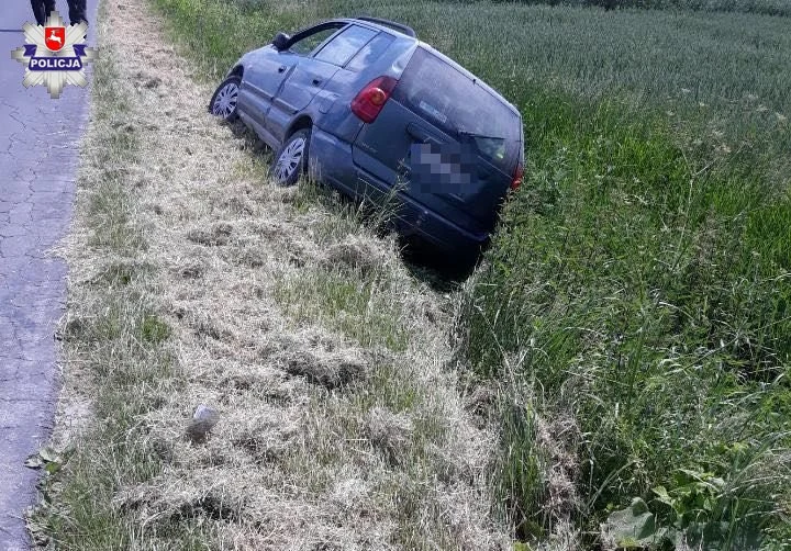 PIjany kierowca jazdę zakończył w rowie PIjany kierowca jazdę zakończył w rowie