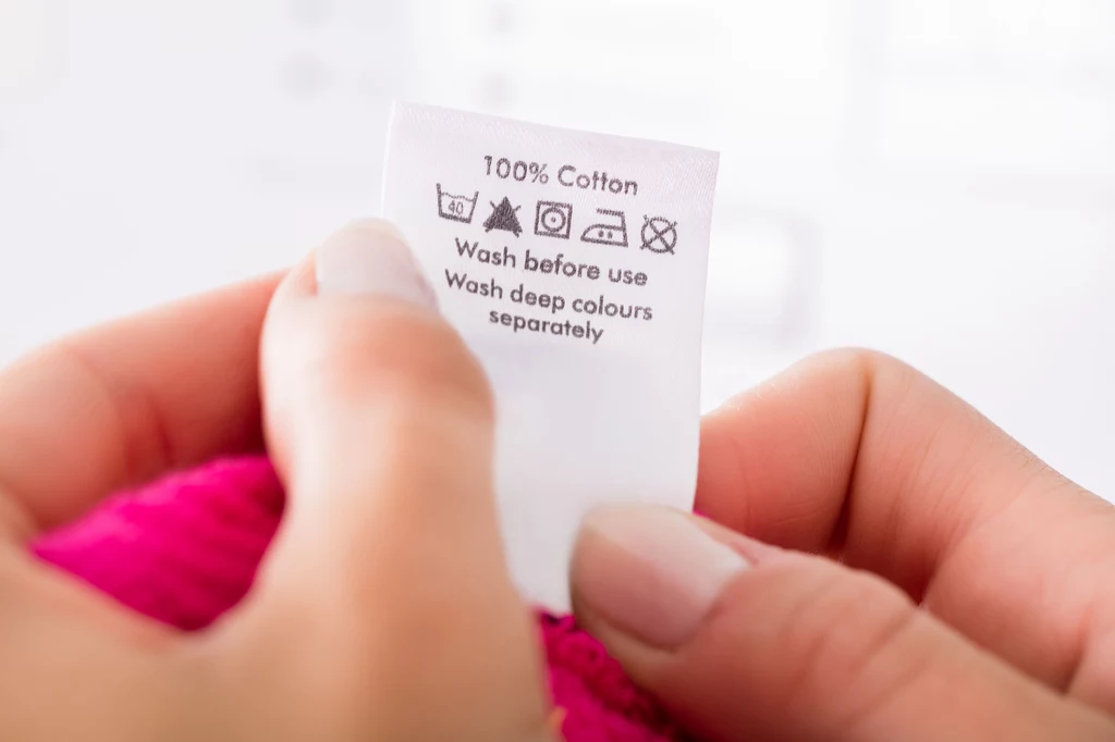 Metki na ubraniach informują użytkowników o sposobie dbania o tkaniny. Należy się do nich stosować, jeśli chcemy na długo zachować dobrą jakość ubrań. 