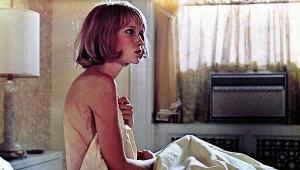 Mia Farrow w scenie z "Dziecka Rosemary"