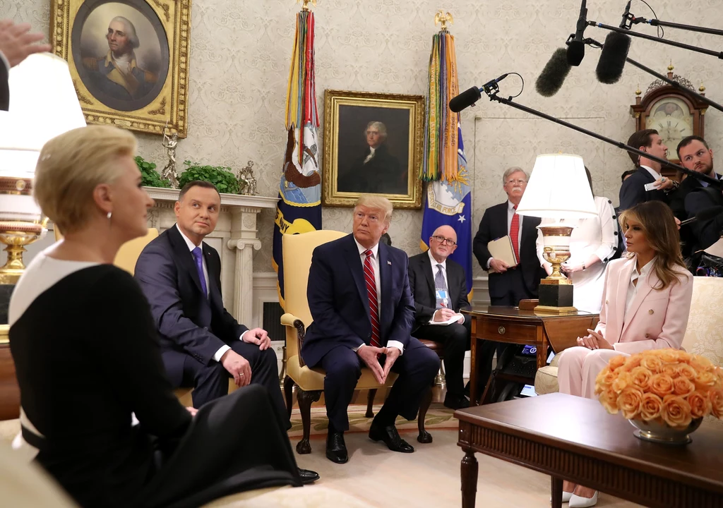 Spodnie nie są mile widziane, a w niektórych sytuacjach nawet zakazane. Zatem co tym strojem chciała podkreślić Mealania Trump, która z etykietą jest już za pan brat? Nawet biała koszula nie uratowała tej sytuacji. Widać, że cała uwaga fotoreporterów koncentrowała się na kobiecej Agacie Kornhauser-Dudzie, a pierwsza dama USA tym razem pozostała w cieniu nie tylko swojego męża. Agata Kornhauser-Duda, Andrzej Duda, Donald Trump, Melania Trump w Białym Domu Spodnie nie są mile widziane, a w niektórych sytuacjach nawet zakazane. Zatem co tym strojem chciała podkreślić Mealania Trump, która z etykietą jest już za pan brat? Nawet biała koszula nie uratowała tej sytuacji. Widać, że cała uwaga fotoreporterów koncentrowała się na kobiecej Agacie Kornhauser-Dudzie, a pierwsza dama USA tym razem pozostała w cieniu nie tylko swojego męża. Agata Kornhauser-Duda, Andrzej Duda, Donald Trump, Melania Trump w Białym Domu