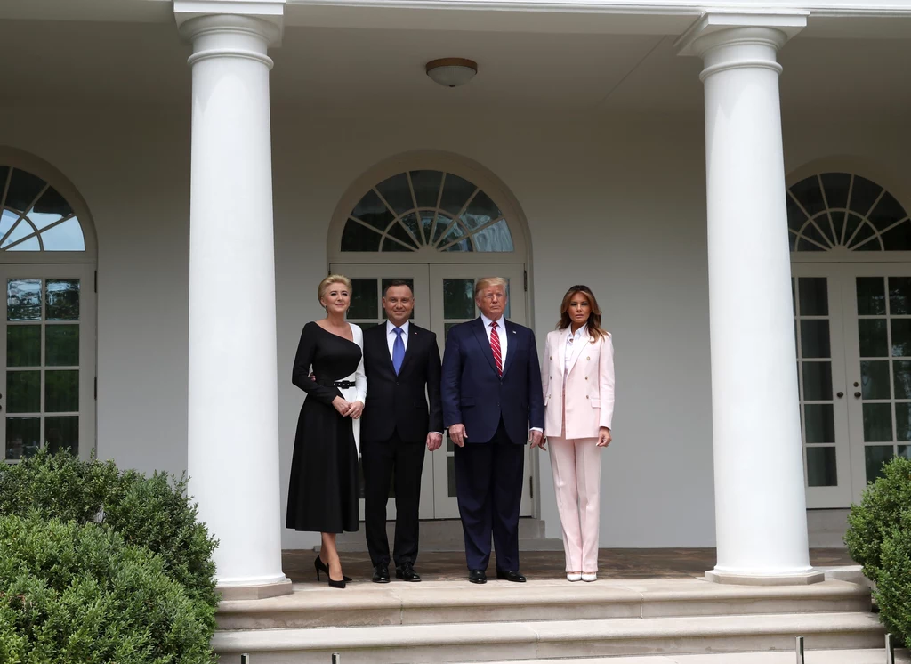 Czarne szpilki były idealnym uzupełnieniem całość kreacji Agaty Kornhauser-Dudy. Agata Kornhauser-Duda, Andrzej Duda, Donald Trump, Melania Trump Czarne szpilki były idealnym uzupełnieniem całość kreacji Agaty Kornhauser-Dudy. Agata Kornhauser-Duda, Andrzej Duda, Donald Trump, Melania Trump