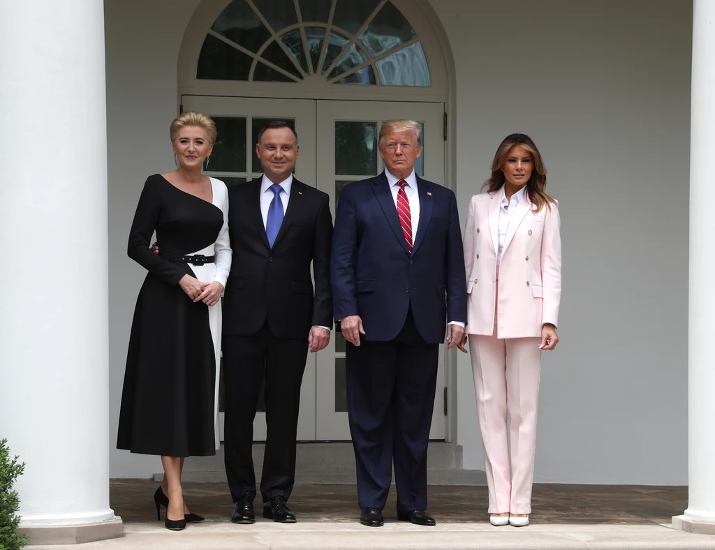 Nic dziwnego, że Melania Trump pozostała w cieniu, choć pudrowy róż wyróżniał ją w męskim towarzystwie. Podczas spotkań bilateralnych kobiety powinny nosić sukienki lub dobrze skrojone kostiumy, w których spódnica sięga za linię kolan. Agata Kornhauser-Duda, Andrzej Duda, Donald Trump, Melania Trump w Białym Domu Nic dziwnego, że Melania Trump pozostała w cieniu, choć pudrowy róż wyróżniał ją w męskim towarzystwie. Podczas spotkań bilateralnych kobiety powinny nosić sukienki lub dobrze skrojone kostiumy, w których spódnica sięga za linię kolan. Agata Kornhauser-Duda, Andrzej Duda, Donald Trump, Melania Trump w Białym Domu