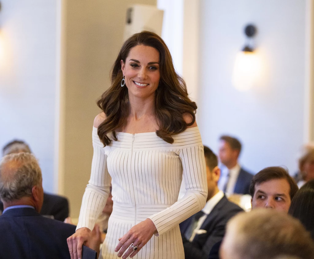 W środę księżna Kate uczestniczyła w Londynie w uroczystej kolacji w ramach Tygodnia Świadomości Uzależnień. Trzeba przyznać, że wyjątkowo pięknie wyglądała tego wieczoru. W środę księżna Kate uczestniczyła w Londynie w uroczystej kolacji w ramach Tygodnia Świadomości Uzależnień. Trzeba przyznać, że wyjątkowo pięknie wyglądała tego wieczoru.