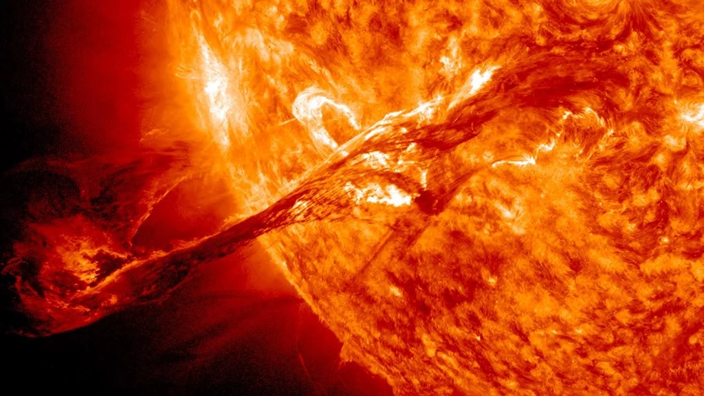 Słońce potrafi wytwarzać superrozbłyski, które mogą być bardzo niebezpieczne dla Ziemi