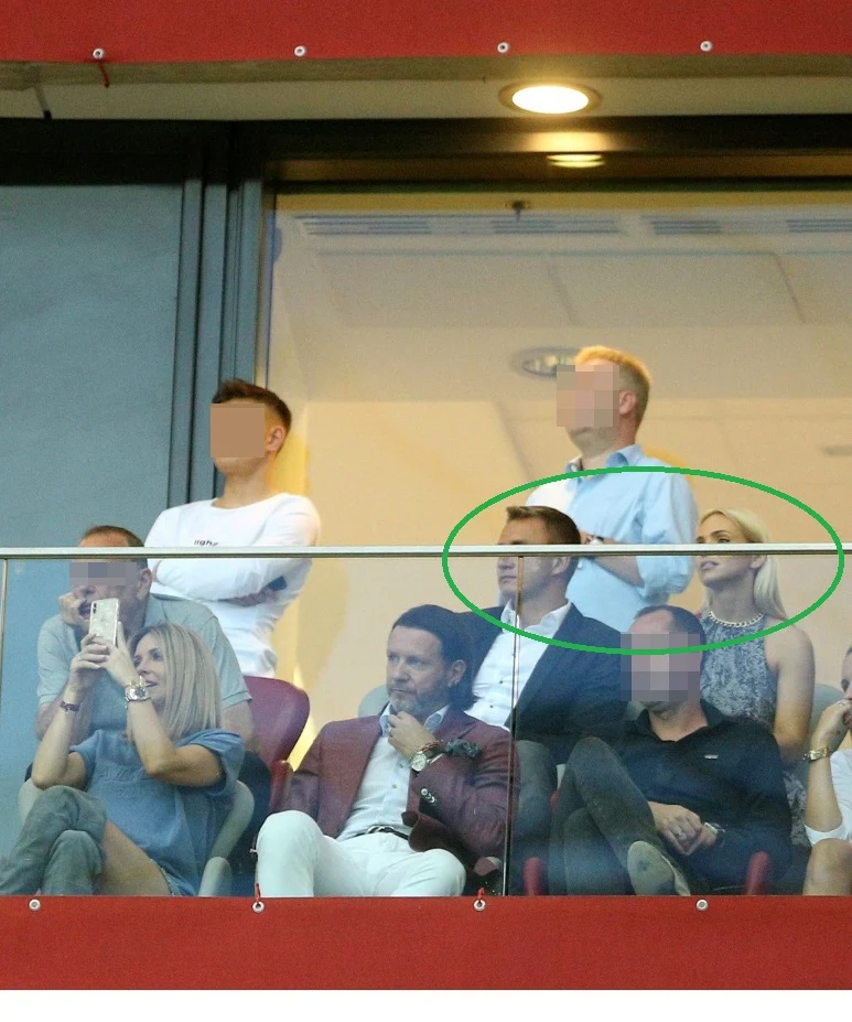 Na zdjęciu widać Kubę siedzącego obok Candy Girl Na zdjęciu widać Kubę siedzącego obok Candy Girl